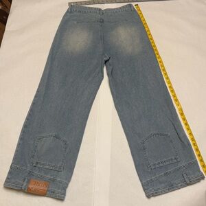 Unique signature jeans built upside down pockets on legs